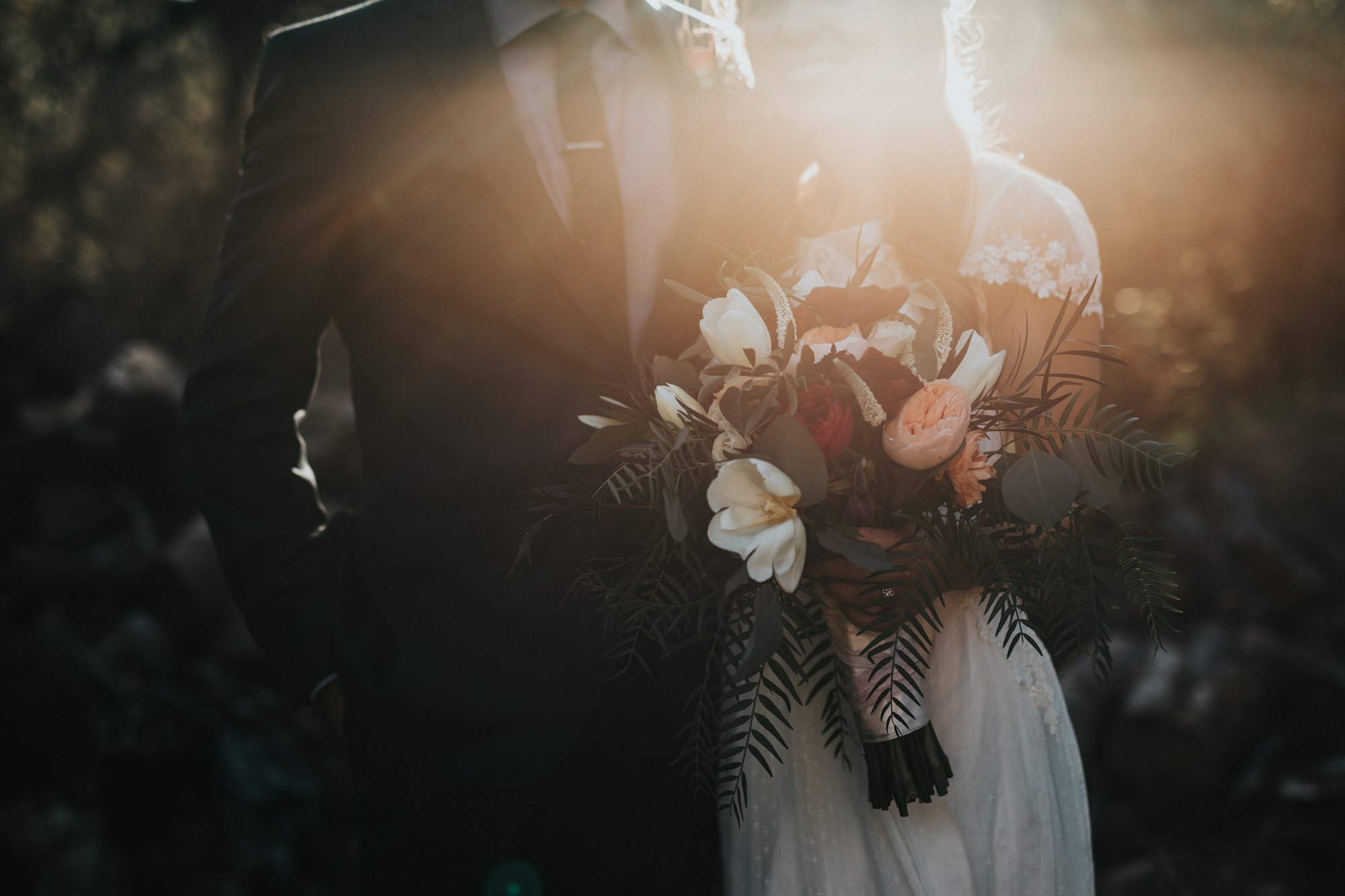 Couple dansant au milieu des invités, photo de démonstration.